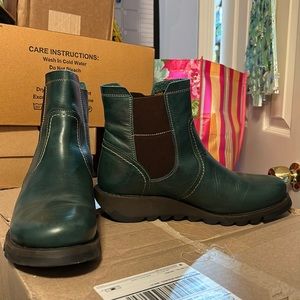 Fly pull on boots